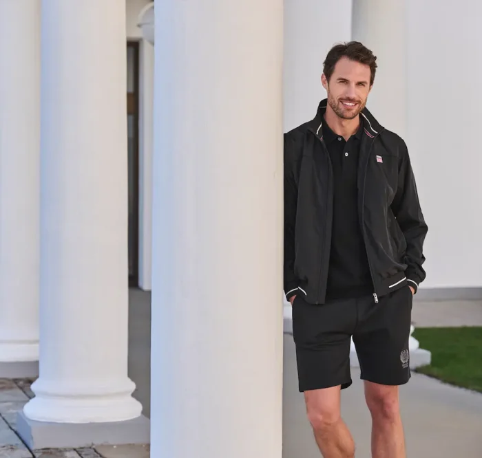 Hombre con sudadera de cremallera negra, polo y pantalón corto - Colección primavera verano VINSON