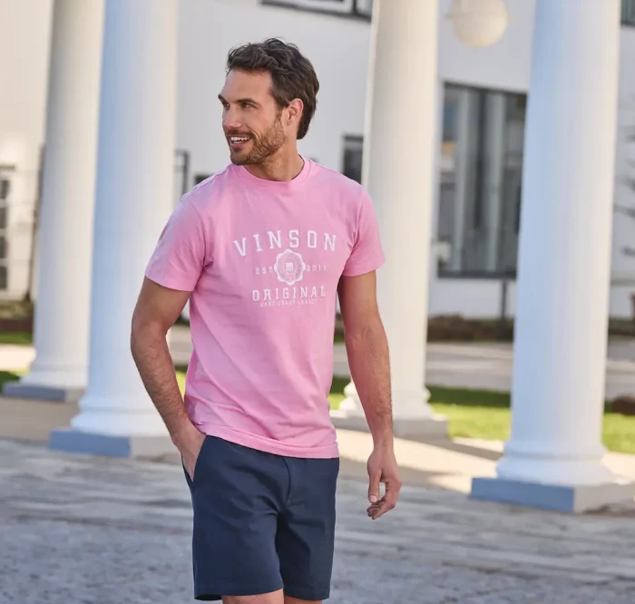 Hombre con camiseta rosa y pantalón corto azul marino - Colección primavera verano VINSON