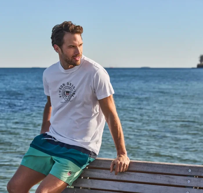 Hombre con camiseta blanca y bañador - Colección verano VINSON